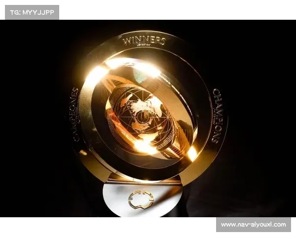 世俱杯奖杯首次亮相纽约 纯金铸造重达8.5公斤引人注目 世俱杯奖杯首次亮相纽约 纯金铸造重达8.5公斤引人注目